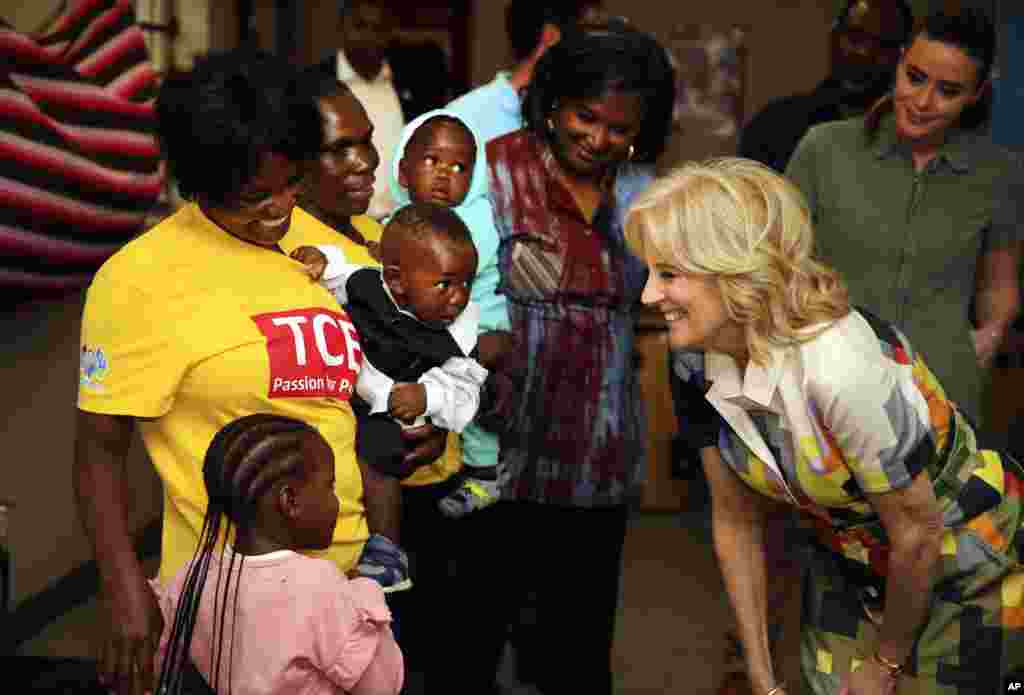 Mke warais wa Marekani Jill Biden azungumza na mtoto kwenye mradi unaogharimiwa na Marekani wa PEPFAR karibu na Windhoek mji mkuu wa Namibia.