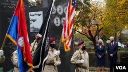 Le président Joe Biden et son épouse Jill Biden arrivent au Mémorial des anciens combattants de la guerre de Coréens à Philadelphie le mercredi 11 novembre 2020, à Philadelphie. (Photo AP / Alex Brandon)