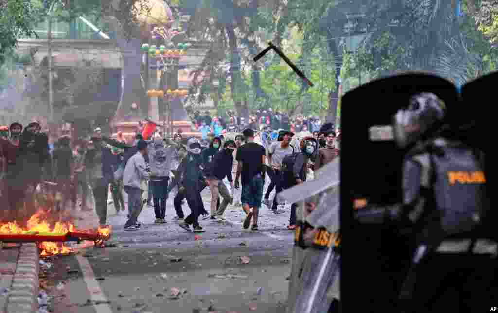 هزاران دانشجو و کارگر خشمگین در اعتراض به قانون جدید ایجاد اشتغال در اندونزی به خیابان‌ها آمدند و با پلیس درگیر شدند.