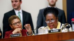 La représentante Sheila Jackson Lee, à droite, lors d'une audition sur la réparation des descendants d'esclaves devant le sous-comité judiciaire de la Chambre sur la Constitution, les droits civils et les libertés civiles, à Washington, le 19 juin 2019.