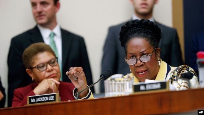 La représentante Sheila Jackson Lee, à droite, lors d'une audition sur la réparation des descendants d'esclaves devant le sous-comité judiciaire de la Chambre sur la Constitution, les droits civils et les libertés civiles, à Washington, le 19 juin 2019.