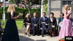 PM Wen Jiabao (tengah) didampingi Menteri Kebudayaan Inggris, Jeremy Hunt dalam kunjungan ke pusat Shakespeare di Stratford-upon-Avon (26/6).