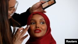 Model dan mantan pengungsi Halima Aden sedang didandani saat sesi pemotretan di sebuah studio di New York, 28 Agustus 2017.
