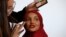 Model dan mantan pengungsi Halima Aden sedang didandani saat sesi pemotretan di sebuah studio di New York, 28 Agustus 2017.
