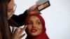 Model busana dan mantan pengungsi Halima Aden, merias wajahnya selama pemotretan di sebuah studio. (Foto: Reuters)