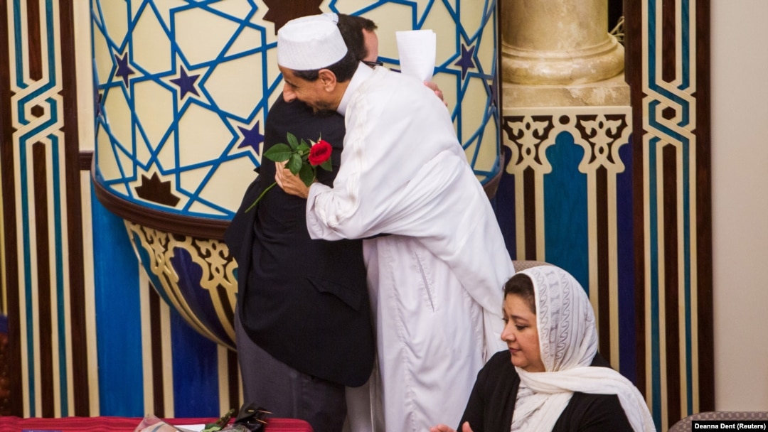 Rabbi Jeremy Schneider dan Imam Mahmoud Sulaiman berpelukan saat acara bertajuk "Love is Stronger than Hate" di Islamic Community Center di Phoenix, AS, 1 Juni 2015. Warga Muslim dan Yahudi di AS baru-baru ini melangsungkan acara buka puasa bersama. (Foto: REUTERS/Deanna Dent)