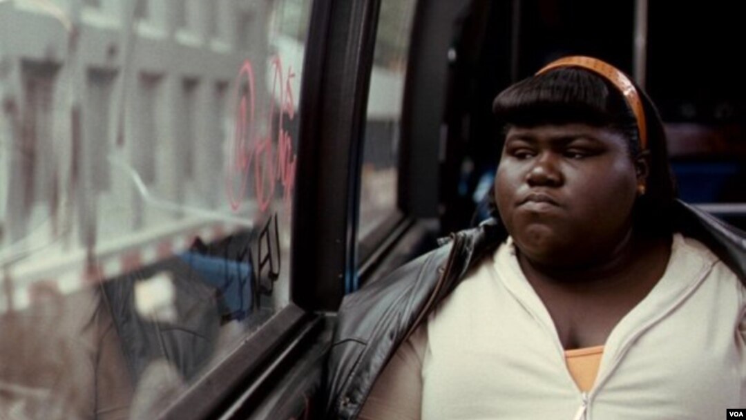Gabourey Sidibe memerankan Precious Jones, remaja 16 tahun korban perkosaan ayahnya dan penyiksaan ibunya. Gaby bukan seorang aktris, melainkan gadis biasa, mahasiswi ilmu psikologi.