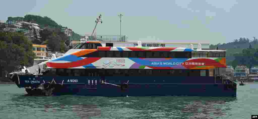 El ferry Sea Smooth con su proa dañada permanece en un muelle en la isla Lamma, luego de la colisión con otro bote, en Hong Kong, el 2 de octubre de 2012.