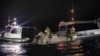 Sejumlah pelaut tampak menarik bagian dari balon mata-mata China di lepas pantai Myrtle Beach, di South Carolina, pada 5 Februari 2023. Balon tersebut akhirnya ditembak jatuh pada 4 Februari 2023. (Foto: U.S. Fleet Forces/U.S. Navy photo/Handout via Reuters)
