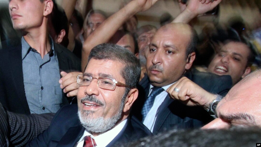 Mohamed Morsi i njegove pristalice proslavljaju pobedu u izbornom štabu u Kairu