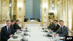 토니 블링컨 미국 국무장관(왼쪽)과 에마뉘엘 마크롱 프랑스 대통령(오른쪽) 등이 2일 파리 엘리제궁에서 회담을 하고 있다. 