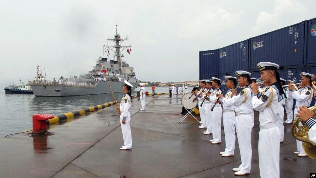 美國“本福德”號導彈驅逐艦抵達青島港口，中國軍樂隊奏樂歡迎。（2016年8月8日）