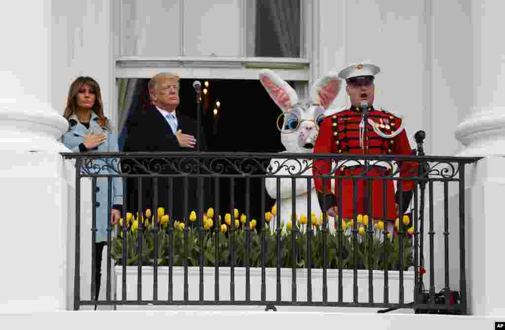 پرزیدنت ترامپ و بانوی اول به همراه خرگوش عروسکی در روز عید پاک مسیحیان به سرود ملی آمریکا گوش می دهند.
