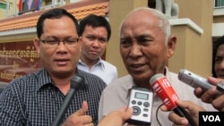  Chhum Mey talking to reporters outside the court Monday On June 24, 2013. 