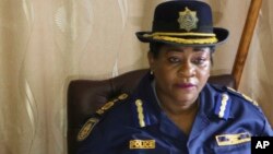 Mutauriri wemapurisa Amai Charity Charamba, vari kumuzinda wemapurisa muHarare, Zimbabwe, Nov. 27, 2017.