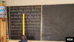 Un écolier participe à une leçon de lecture à Dakar, au Sénégal, le 7 décembre 2017. (Photo: S. Christensen/VOA) 