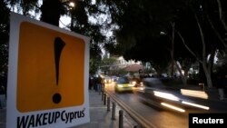 Un rótulo de protesta contra el rescate por parte de la UE en Nicosia, la capital de Chipre.