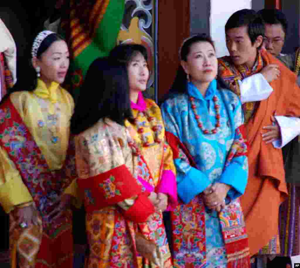 Royal family members (Photo/VOA - S. Herman)