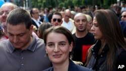 Serbiyanın baş naziri Ana Brnabiç (mərkəzdə) Belqradda keçirilən gey paradda iştirak edən zaman. 17 sentyabr, 2017