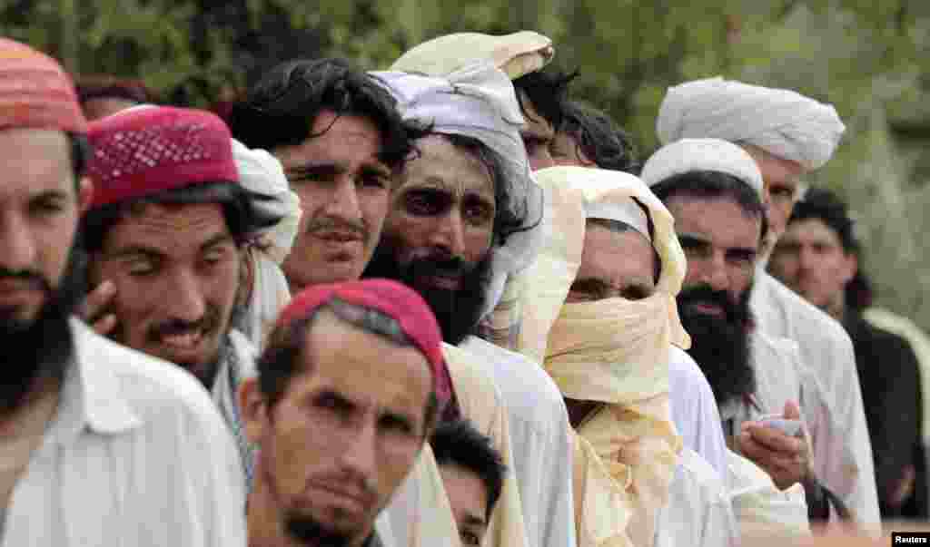 فوجی آپریشن کی وجہ سے شمالی وزیرستان سے خواتین اور بچوں کی ایک بڑی تعداد سمیت لاکھوں افراد نے نقل مکانی کی۔