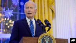 ARCHIVO - El presidente Joe Biden habla durante una recepción de Hanukkah en el Salón Este de la Casa Blanca en Washington, el 16 de diciembre de 2024.