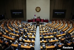 4일 한국 국회의원들이 윤석열 한국 대통령의 비상계엄 선포 이후 의회 내부에 착석해 있다.