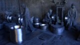 کارگران افغان در حال صیقل دادن ظروف آلومینیومی در یک کارخانه در هرات، افغانستان
