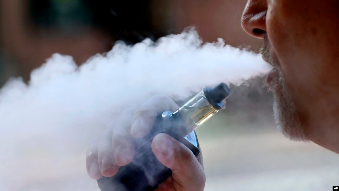 Seorang pria mengisap rokok elektrik di Portland, Maine, 28 Agustus 2019.