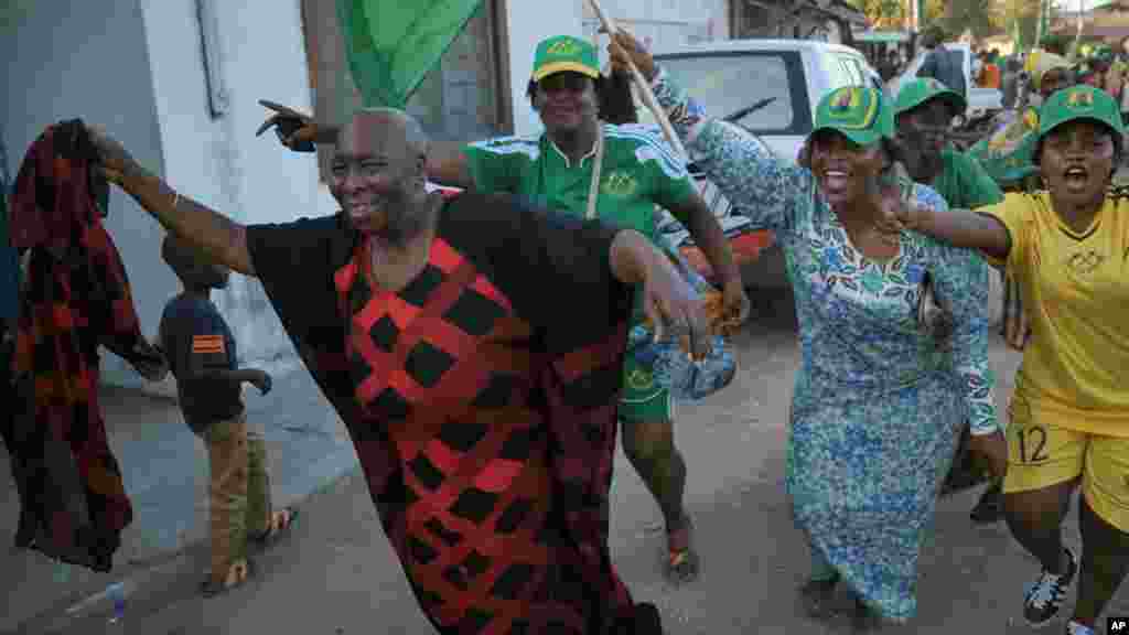 Wafuasi wa chama tawala Tanzania CCM Washerehekea ushindi wa mgombea rais John Magufuli