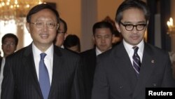 China's Foreign Minister Yang Jiechi, left, with Indonesian counterpart Marty Natalegawa, offices of the Foreign Ministry, Jakarta, Aug. 10, 2012.