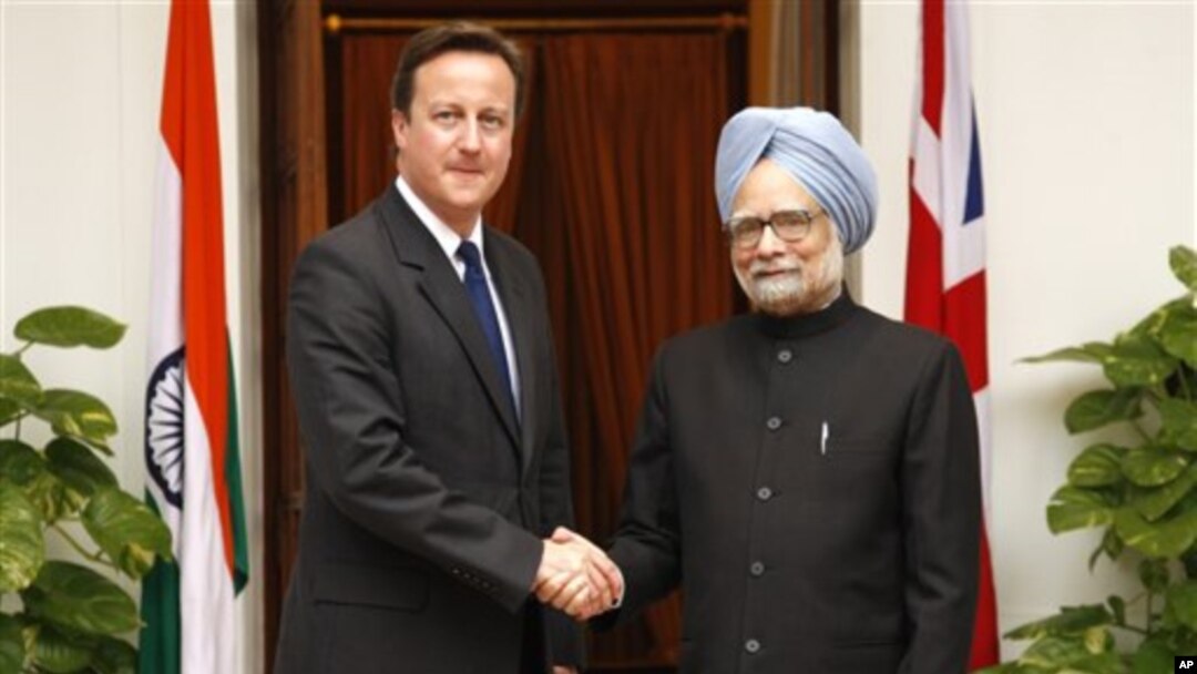 PM India Manmohan Singh saat menerima kunjungan PM David Cameron ke New Delhi (foto: dok). Inggris berencana menghentikan bantuan finansial bagi India tahun 2015. 