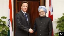 PM India Manmohan Singh saat menerima kunjungan PM David Cameron ke New Delhi (foto: dok). Inggris berencana menghentikan bantuan finansial bagi India tahun 2015. 