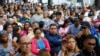 Cientos de votantes venezolanos hacen fila para elegir a su presidente en la escuela Andrés Bello, en Caracas, el 28 de julio de 2024.