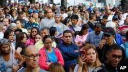 Cientos de votantes venezolanos hacen fila para elegir a su presidente en la escuela Andrés Bello, en Caracas, el 28 de julio de 2024.