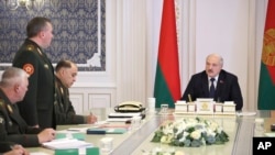 ბელარუსის პრეზიდენტი ალექსანდრე ლუკაშენკო (მარჯვნივ) ქვეყნის სამხედრო ლიდერებს ხვდება. მინსკი, ბელარუსი. 10 ოქტომბერი, 2022 წ.