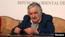 El presidente José Mujica dio la bienvenida en el aeropuerto de Montevideo a los 42 refugiados que escaparon de la guerra civil en su país.