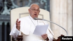 ARCHIVO - El papa Francisco asiste a la audiencia general semanal, en la Plaza de San Pedro del Vaticano, el 22 de mayo de 2024.