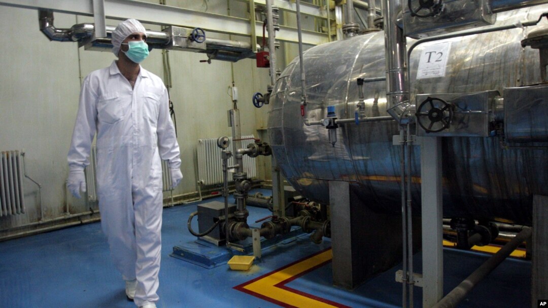 Seorang teknisi bekerja di fasilitas pengayaan uranium Iran di Isfahan (foto: dok).