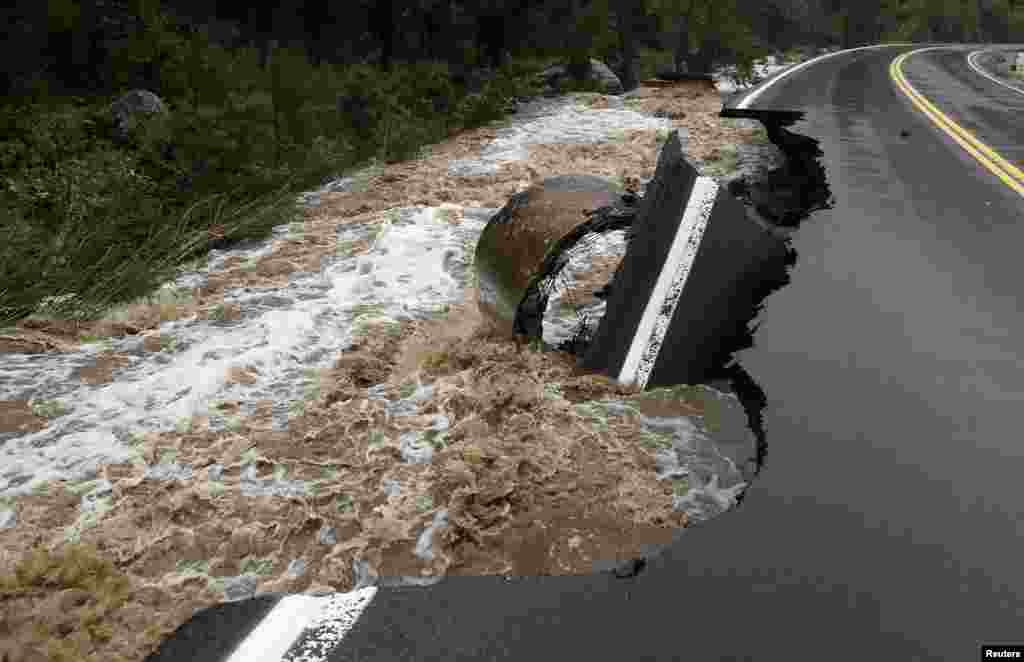 Salah satu bagian jalan Highway 72 amblas akibat banjir bandang yang melewati Coal Creek dekat Golden, Colorado (12/9). 