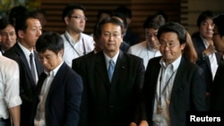 ລັດຖະມົນຕີກະຊວງປ້ອງກັນປະເທດ ແລະ ຮັບຜິດຊອບປະຕິຮູບຄວາມໝັ້ນຄົງແຫ່ງຊາດ ຄົນໃໝ່ ທ່ານ Akinori Eto (ກາງ) ກຳລັງອອກຈາກ ບ້ານພັກຂ້າລາດຊະການ ຂອງນາຍົກລັດຖະມົນຕີ ທ່ານ Shinzo Abe ໃນນະຄອນຫລວງໂຕກຽວ ວັນທີ 3 ກັນຍາ 2014.