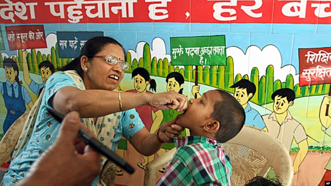 Pemberian vaksin polio untuk anak di sebuah sekolah di New Delhi, India, April 2013. (Foto: Dok)