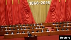 11일 중국 지도급 인사들이 대거 참가한 가운데 베이징 인민대회당에서 열린 쑨원 탄생 150주년 기념식. 시진핑(아래쪽) 국가주석이 연설중이다. 