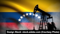 图示：以委内瑞拉国旗为背景的油泵。