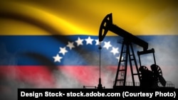 图示：以委内瑞拉国旗为背景的油泵。