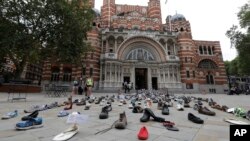 Ribuan sepatu dipajang untuk kampanye menuntut dukungan dunia membantu para pengungsi dan migran, di luar Katedral Westminster di London, 15 Agustus 2018. 