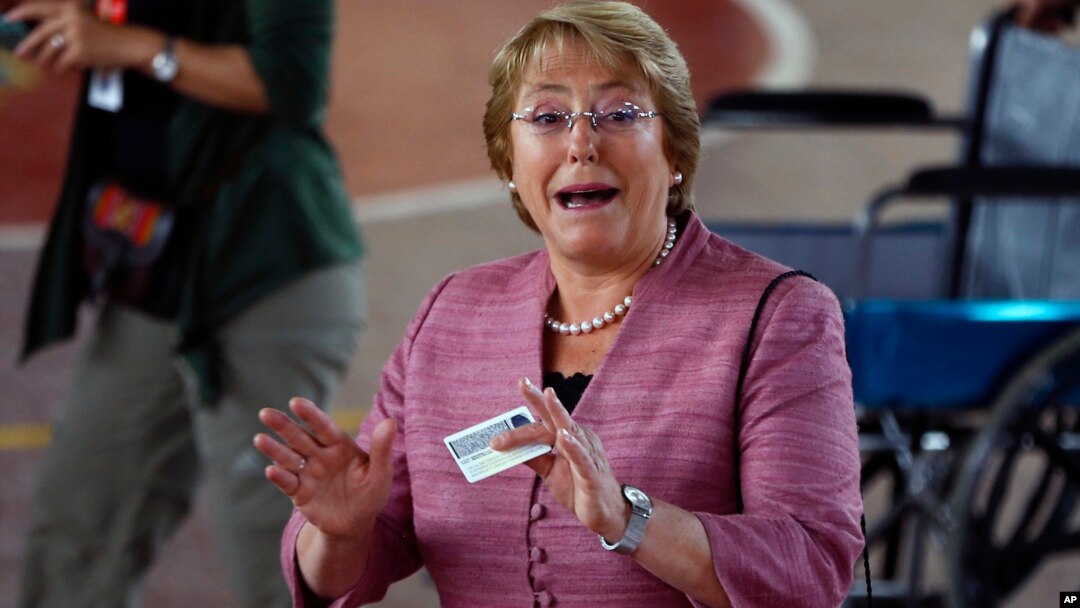Michelle Bachelet votó esta mañana temprano en Santiago de Chile.