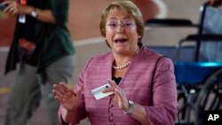 Michelle Bachelet votó esta mañana temprano en Santiago de Chile.