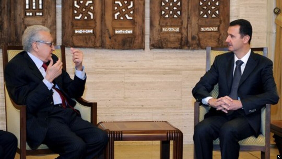 Utusan perdamaian PBB, Lakhdar Brahimi (kiri) saat bertemu dengan Presiden Suriah Bashar al-Assad, 24 Desember lalu (Foto: dok). Brahimi direncanakan akan berkunjung ke Rusia, Sabtu mendatang sebagai tindak lanjut upaya penyelesaiakan krisis di Suriah yang berkepanjangan.
