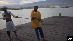 Nelayan di Port Cite Soleil, Port-au-Prince, Haiti, bersiap hadapi badai tropis Isaac. (Foto: AP/Dieu Nalio Chery)