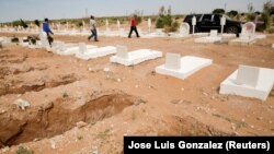 Des fossoyeurs se dirigent vers un corbillard dans un cimetière de Ciudad Juarez, au Mexique, le 8 mai 2020. (Photo: REUTERS/Jose Luis Gonzalez)